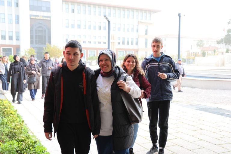 AKSU’DA OTİZM FARKINDALIK HAFTASI’NDA GÖNÜLLERİ ISITAN PROGRAM