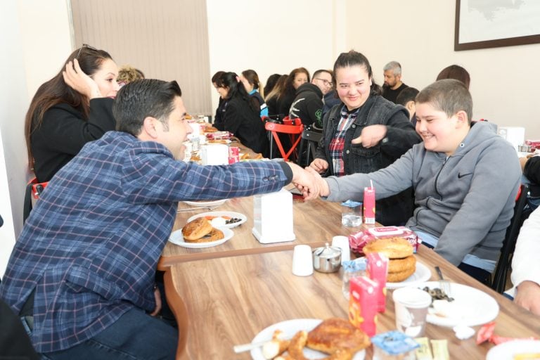 AKSU’DA OTİZM FARKINDALIK HAFTASI’NDA GÖNÜLLERİ ISITAN PROGRAM