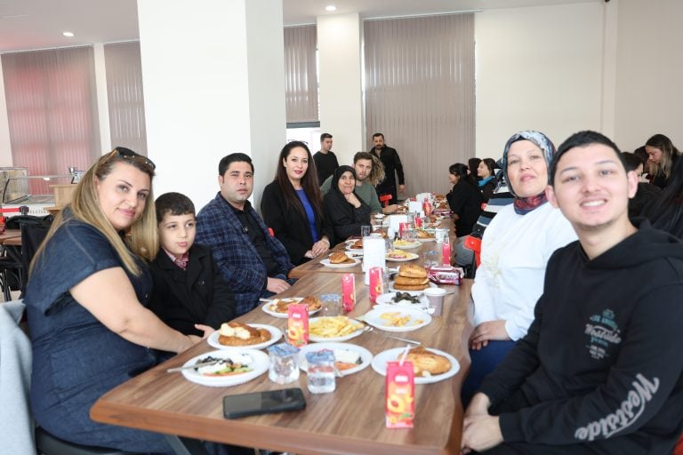 AKSU’DA OTİZM FARKINDALIK HAFTASI’NDA GÖNÜLLERİ ISITAN PROGRAM