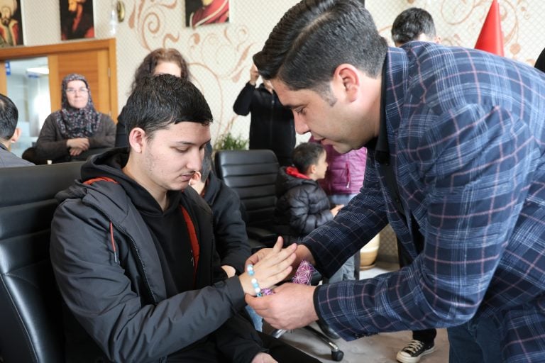 AKSU’DA OTİZM FARKINDALIK HAFTASI’NDA GÖNÜLLERİ ISITAN PROGRAM