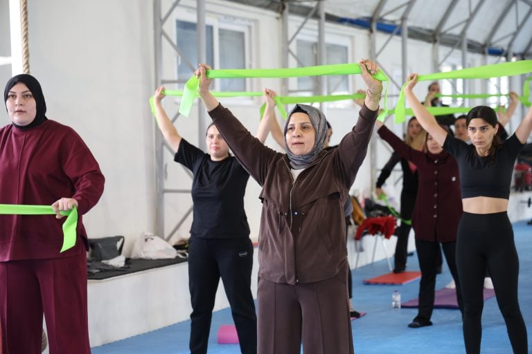 AKSU BELEDİYESİ’NDEN SAĞLIKLI YAŞAMA DESTEK: EMİNE YILDIRIM KADINLARLA PİLATES YAPTI