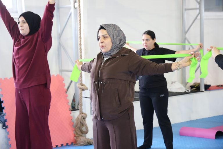 AKSU BELEDİYESİ’NDEN SAĞLIKLI YAŞAMA DESTEK: EMİNE YILDIRIM KADINLARLA PİLATES YAPTI