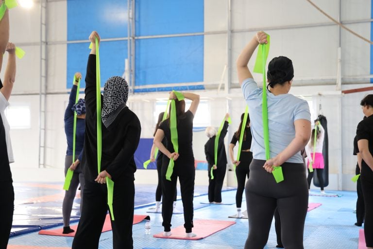 AKSU BELEDİYESİ’NDEN SAĞLIKLI YAŞAMA DESTEK: EMİNE YILDIRIM KADINLARLA PİLATES YAPTI