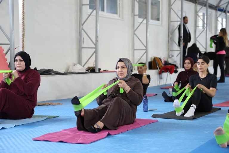 AKSU BELEDİYESİ’NDEN SAĞLIKLI YAŞAMA DESTEK: EMİNE YILDIRIM KADINLARLA PİLATES YAPTI