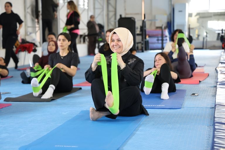 AKSU BELEDİYESİ’NDEN SAĞLIKLI YAŞAMA DESTEK: EMİNE YILDIRIM KADINLARLA PİLATES YAPTI